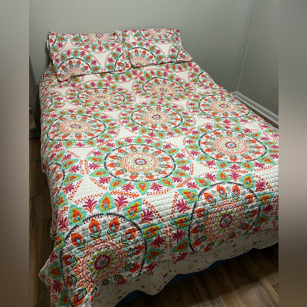 Reversible Queen Size Quilt with Pillow Shams